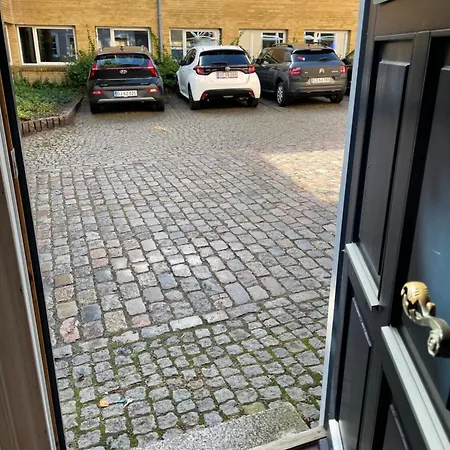 50 M Fra Varde Torv, Total Nyrenoveret Apartament *