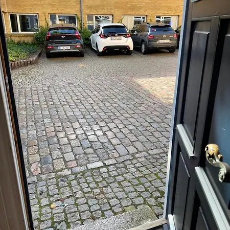 Taet Pa Torv, Total Nyrenoveret Apartment *