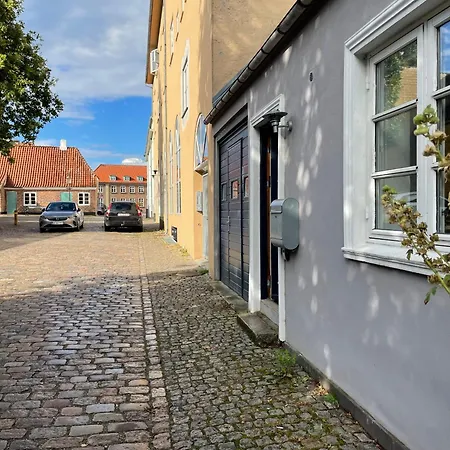 Taet Pa Torv, Total Nyrenoveret Apartment *