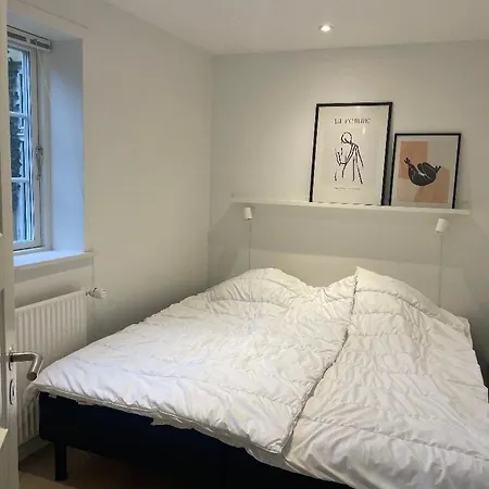 Apartment Taet Pa Torv, Total Nyrenoveret