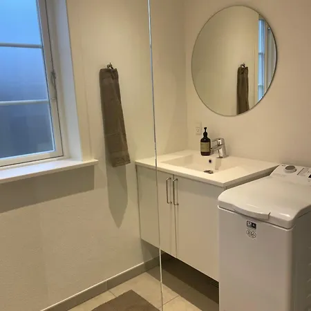 50 M Fra Varde Torv, Total Nyrenoveret Apartament Varde