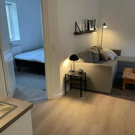 Apartment Taet Pa Torv, Total Nyrenoveret