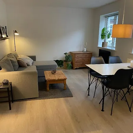 Apartment Taet Pa Torv, Total Nyrenoveret Varde