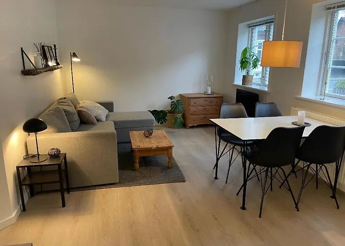 Appartamento Taet Pa Torv, Total Nyrenoveret Varde